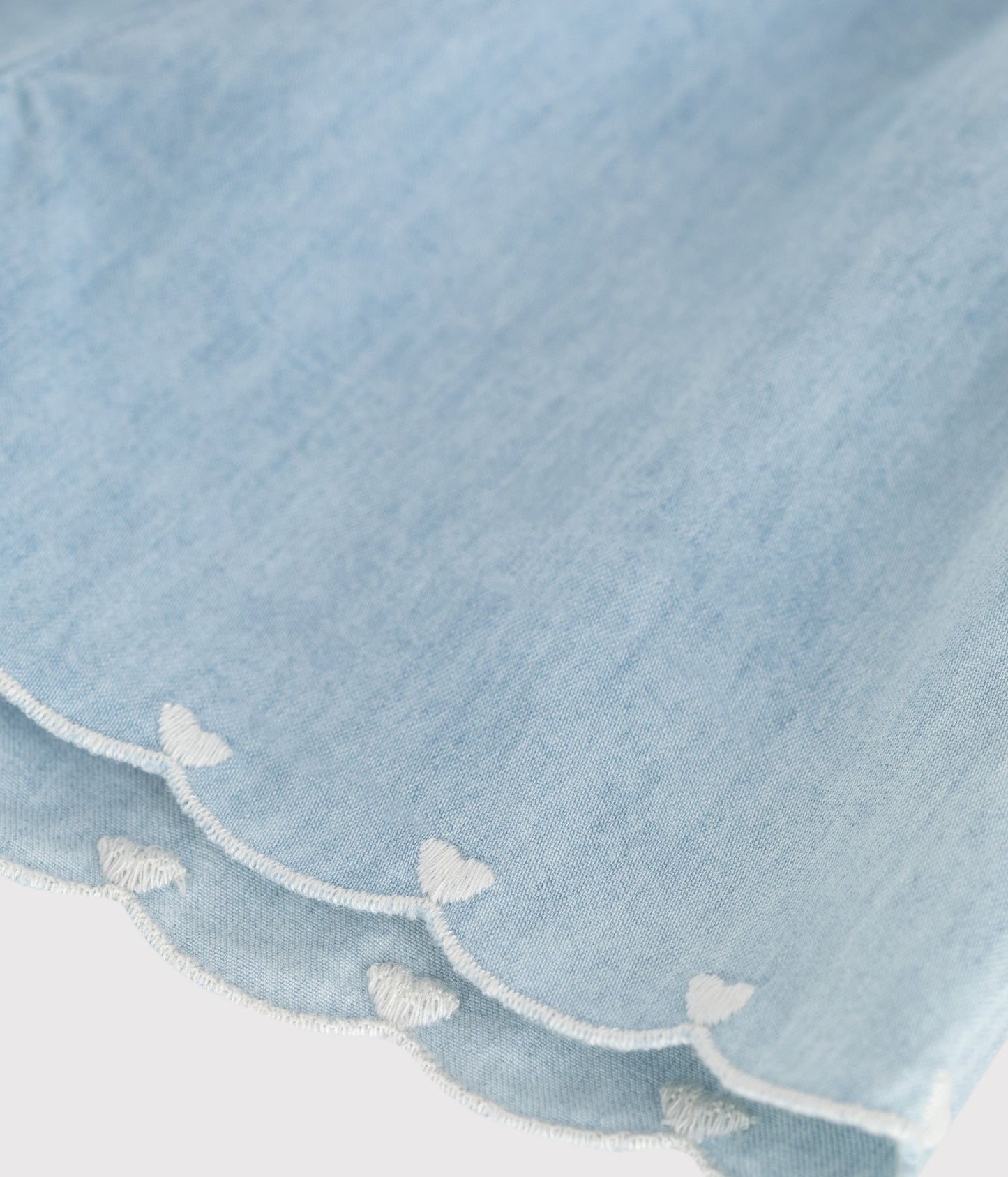Shorts i broderet chambray-stof til baby - Bleu Clair