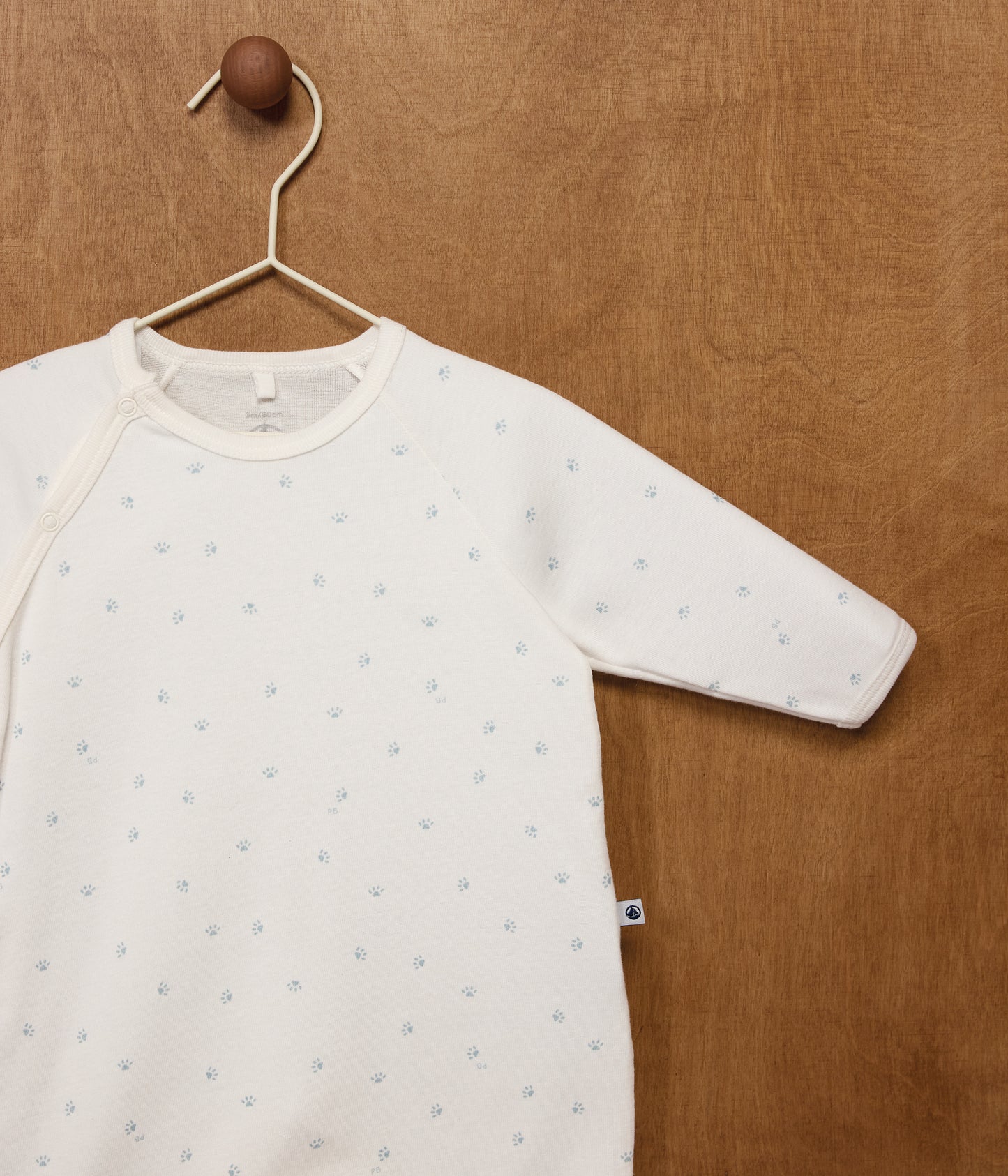 Pyjamas med fødder og små poter
