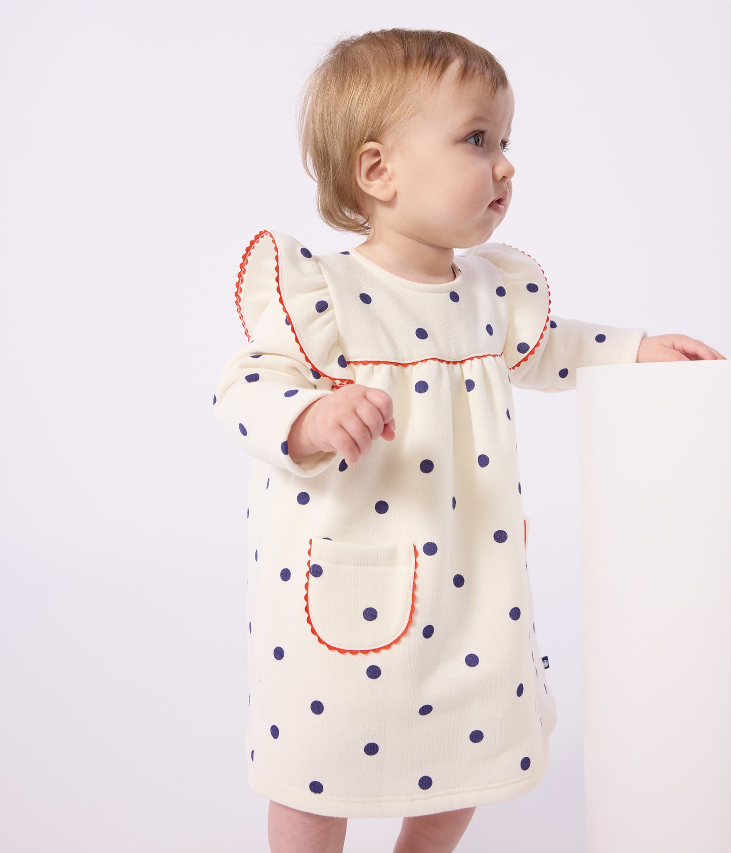 Kjole med lange ærmer og blå prikker til baby
