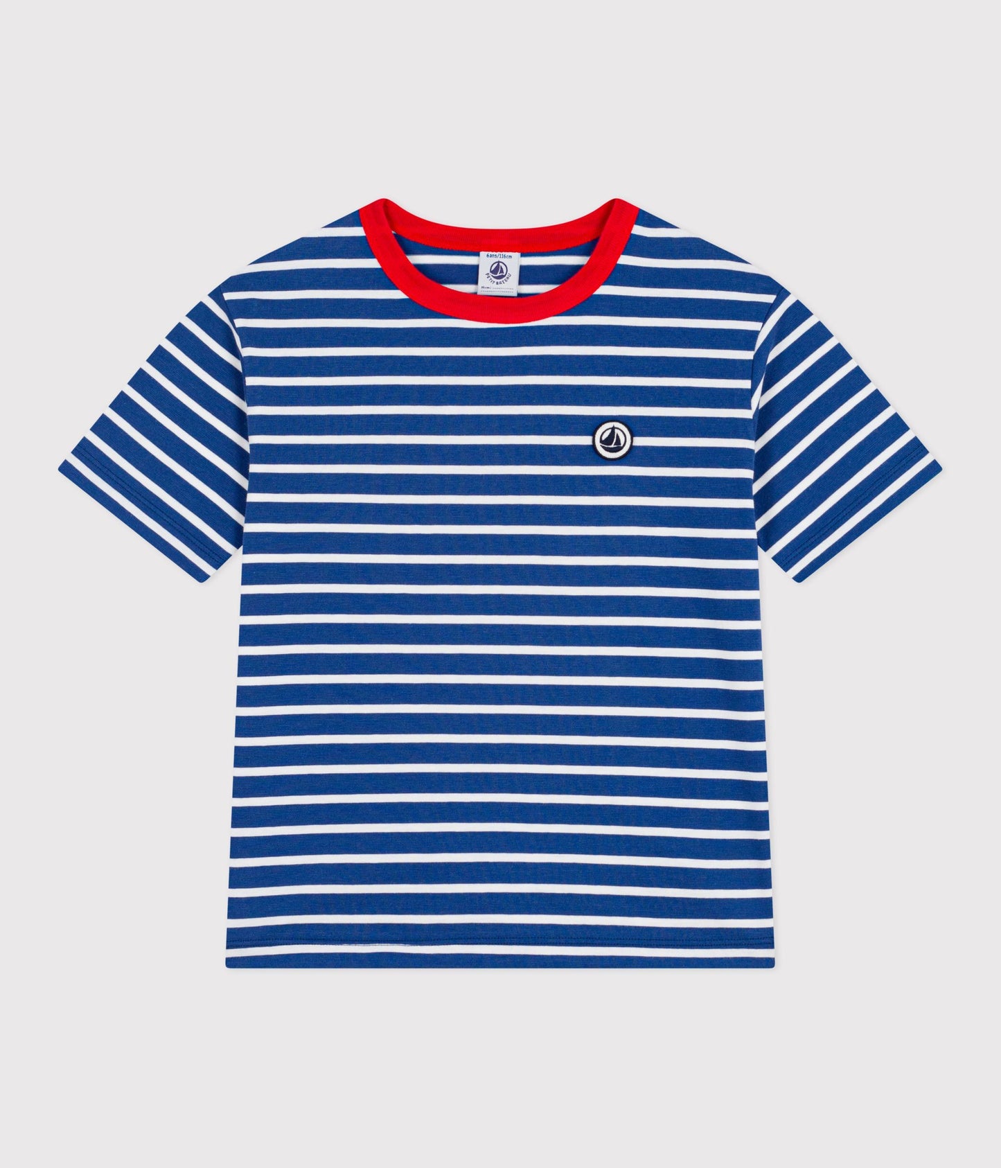T-shirt med blå striber og rød krave