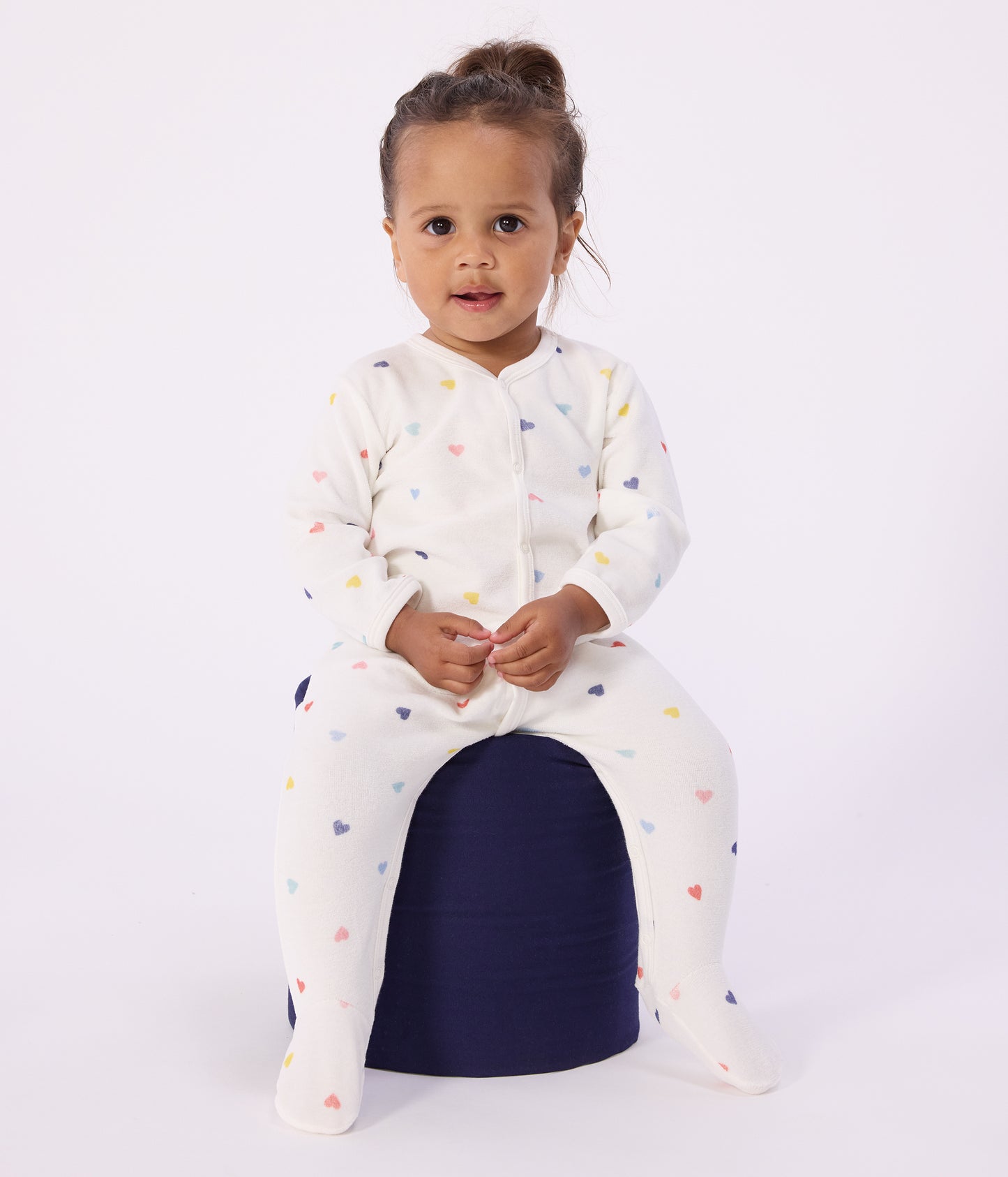 Pyjamas i velour med fødder og små multifarvede hjerter