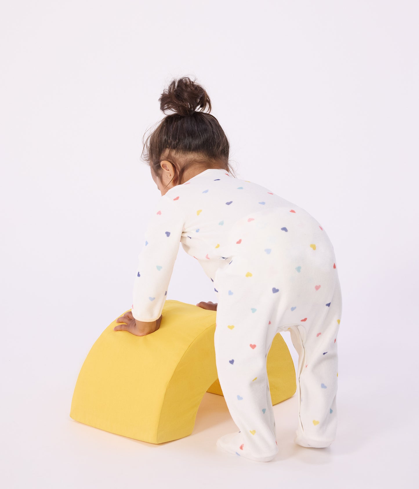 Pyjamas i velour med fødder og små multifarvede hjerter