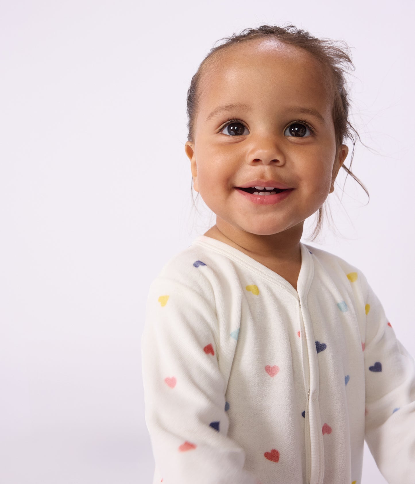 Pyjamas i velour med fødder og små multifarvede hjerter