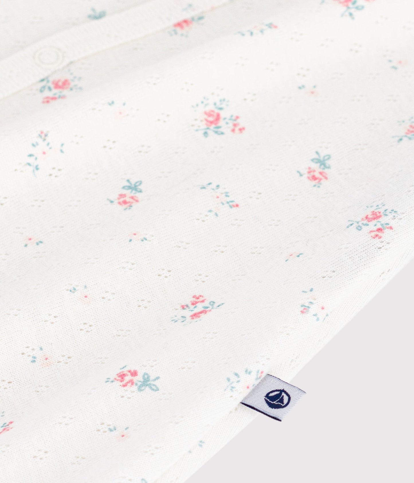 Kort blomstret sparkedragt til baby - pointelle m/blomster