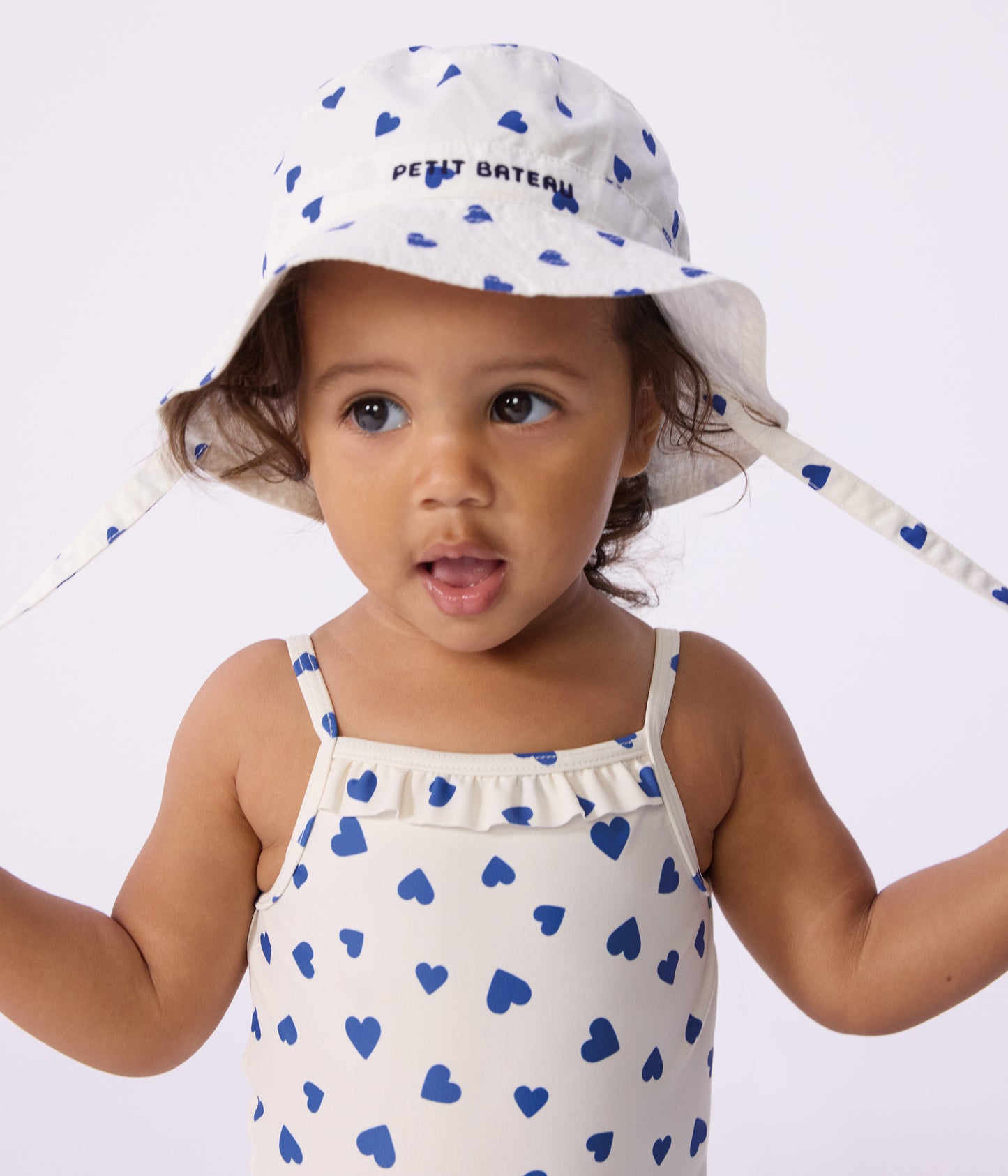 Solhat til baby med blå hjerter