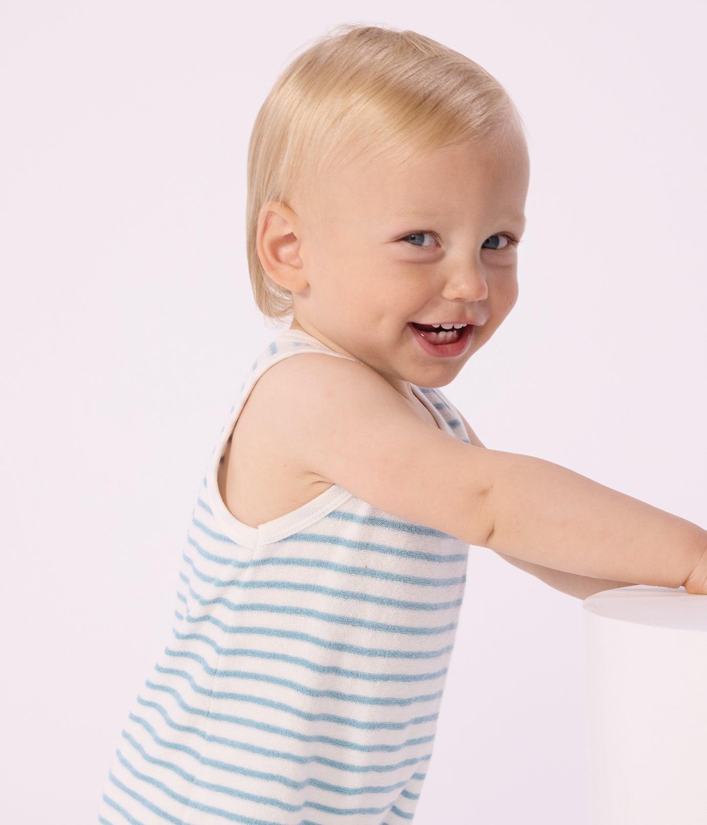 Ærmeløs kort babyjumpsuit i stribet bomuldsfrotté