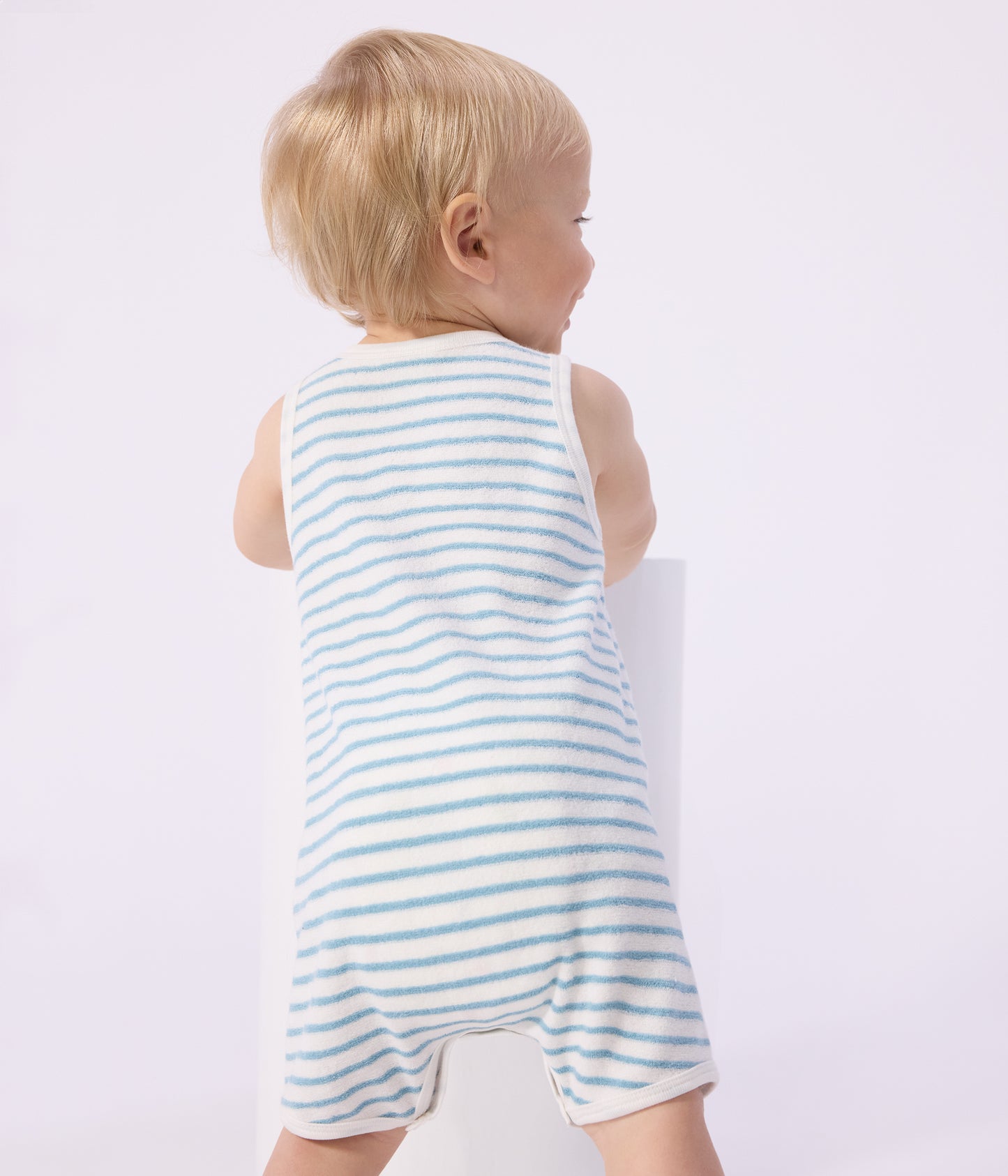 Ærmeløs kort babyjumpsuit i stribet bomuldsfrotté