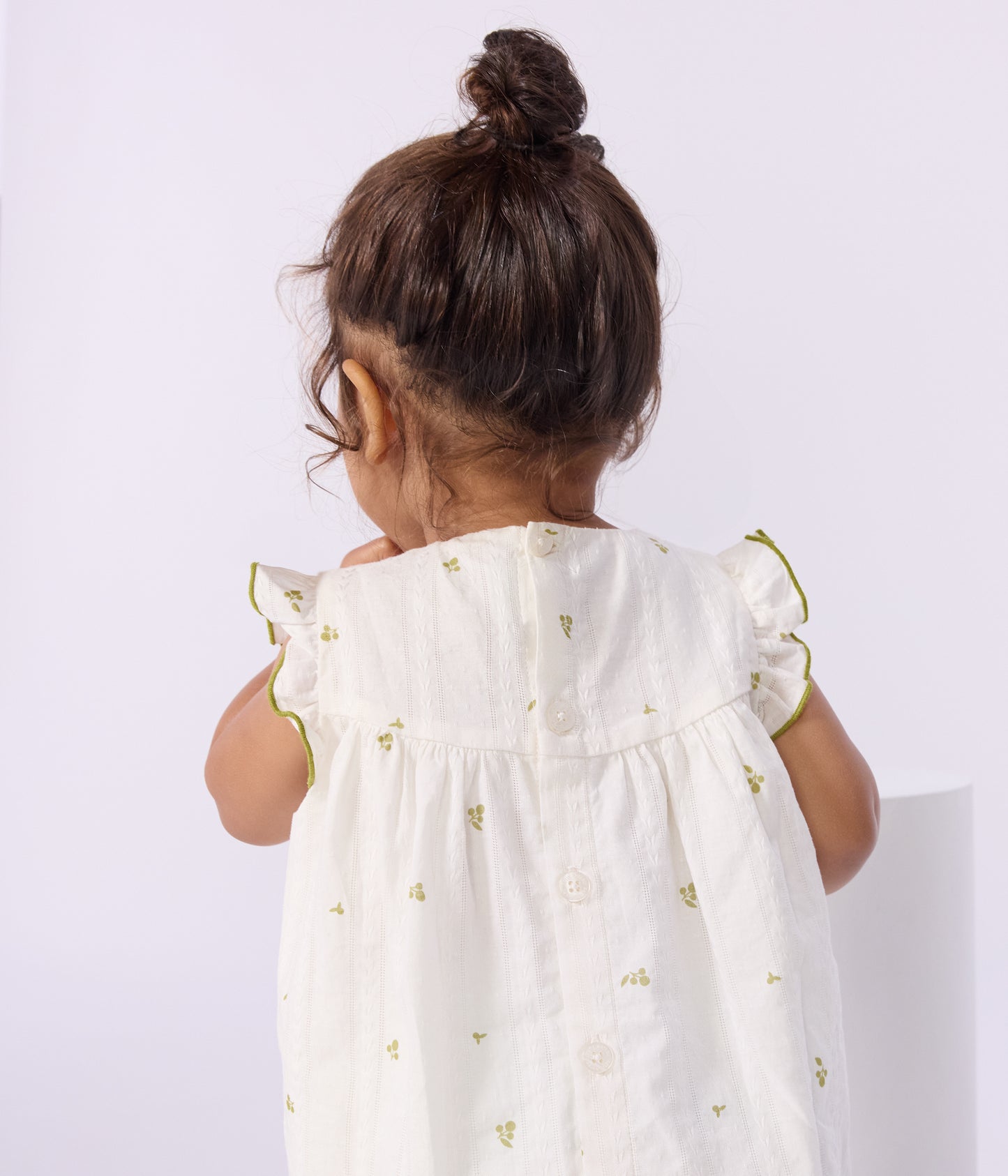 Hvid bomuldskjole til baby med tryk og kant i Olivengrøn