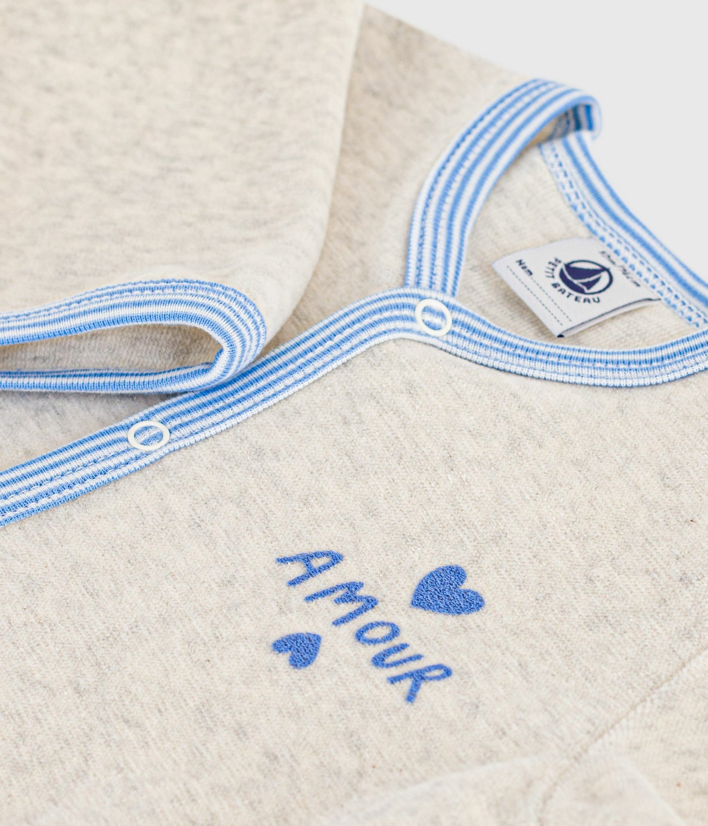 Ensfarvet velour-pyjamas i beige/blå strib
