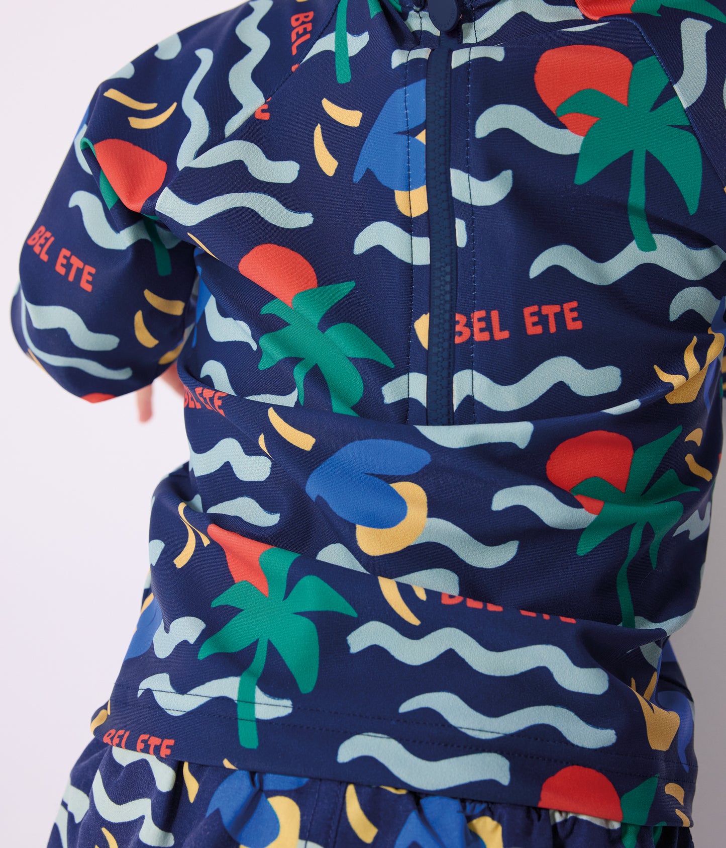 UV-beskyttende bluse med bølgeprint