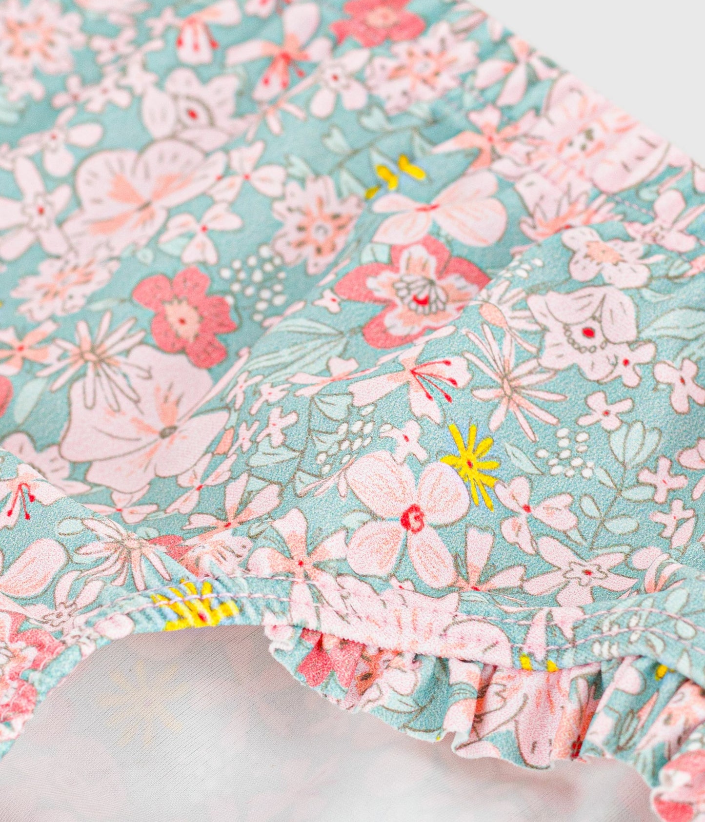 Badebukser med flæser og blomsterprint til baby