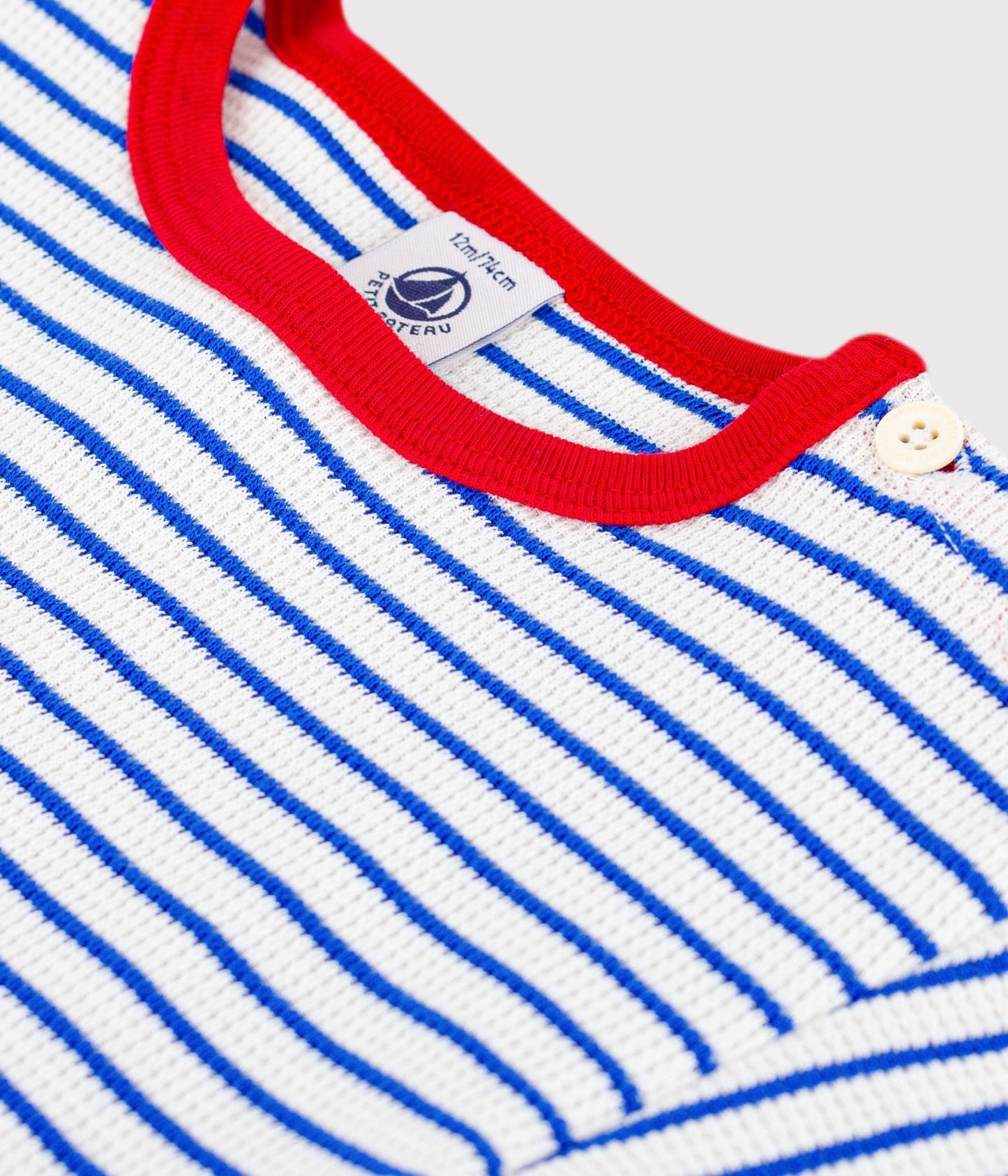 T-shirt til baby - Hvid med blå striber og rød kant