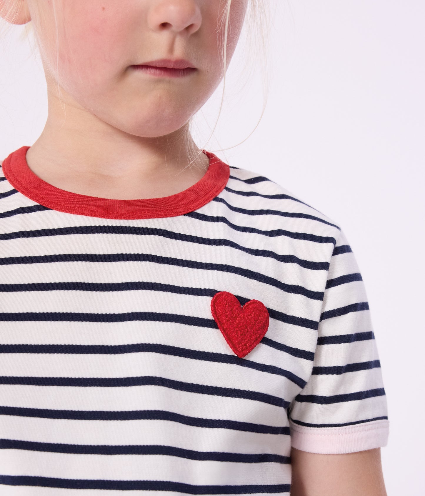 T-shirt med striber og rød krave til piger
