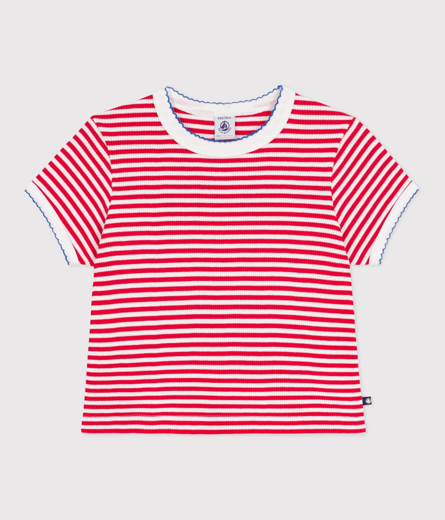 T-shirt med røde striber og blå kant