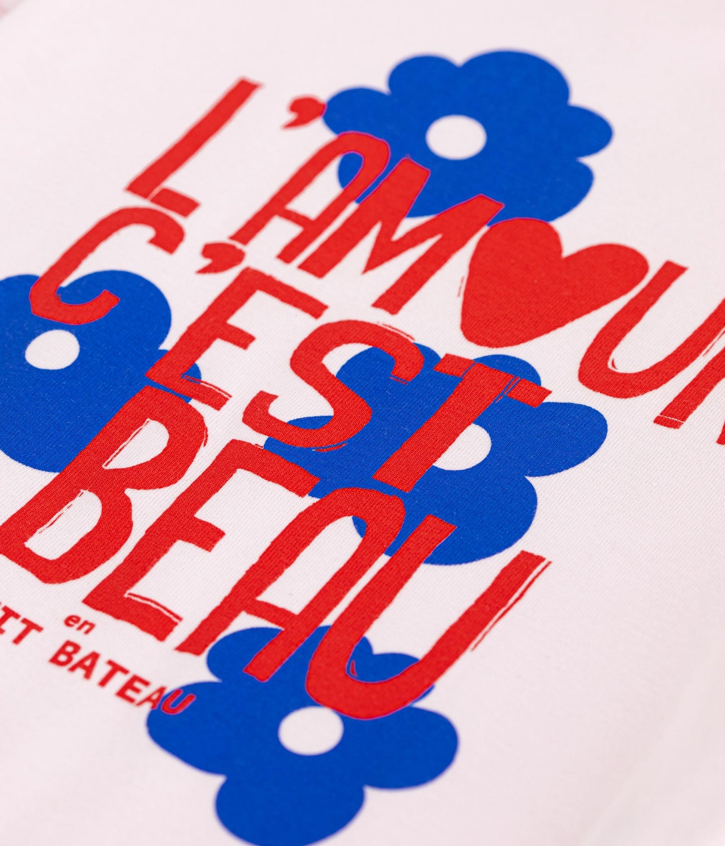T-shirt i lyserød med rød/blå motiv