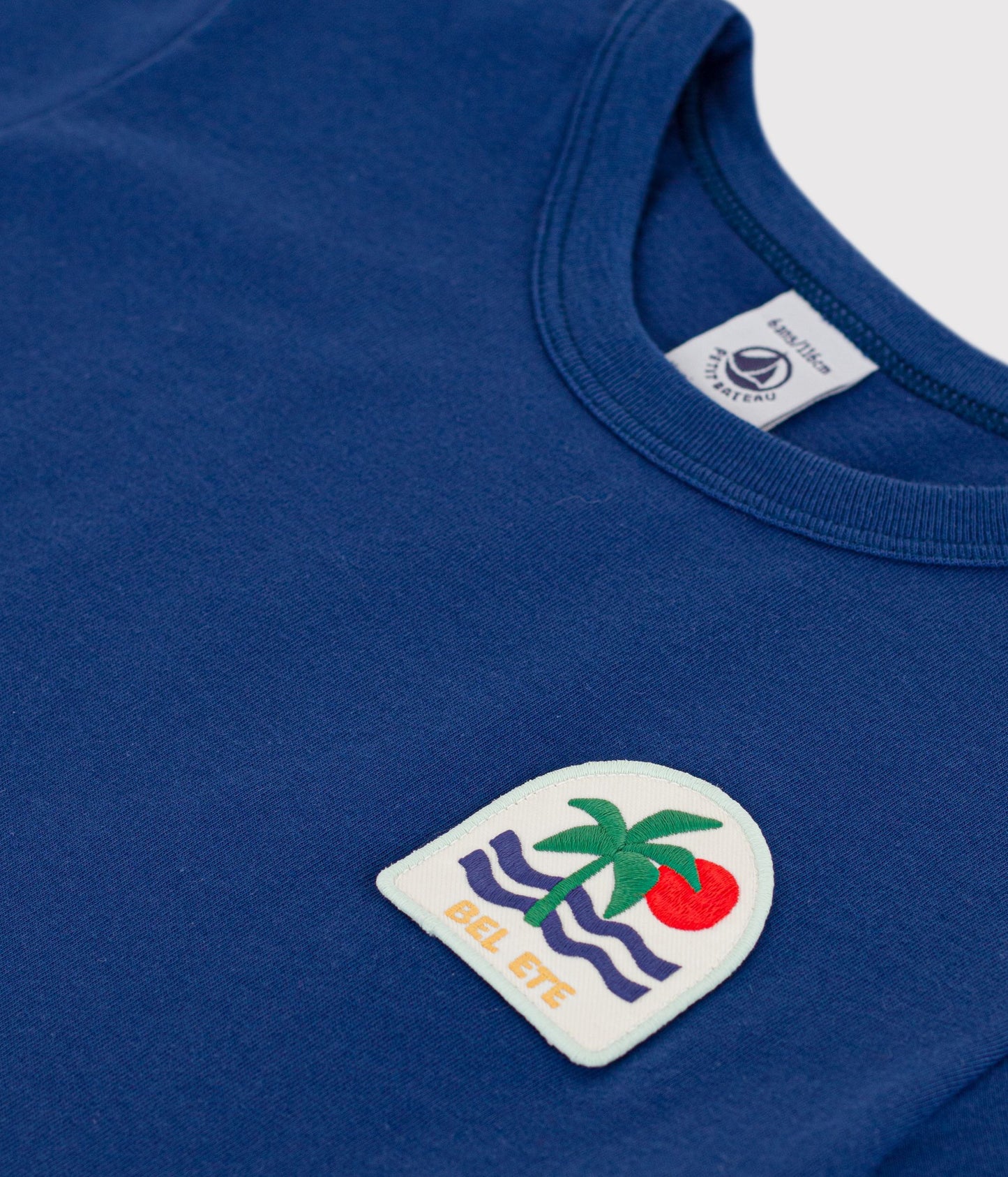 T-shirt til drenge - blå med logo på brystet