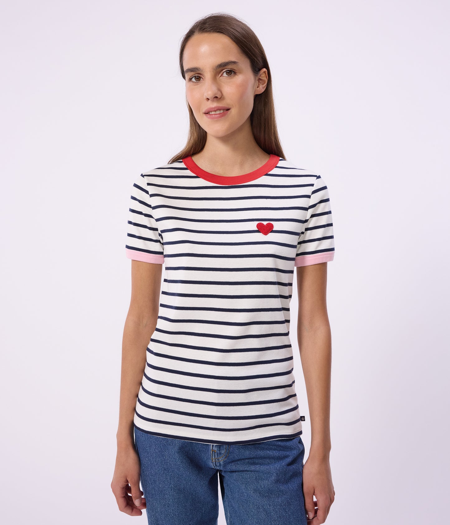T-shirt med striber og rød krave til kvinder