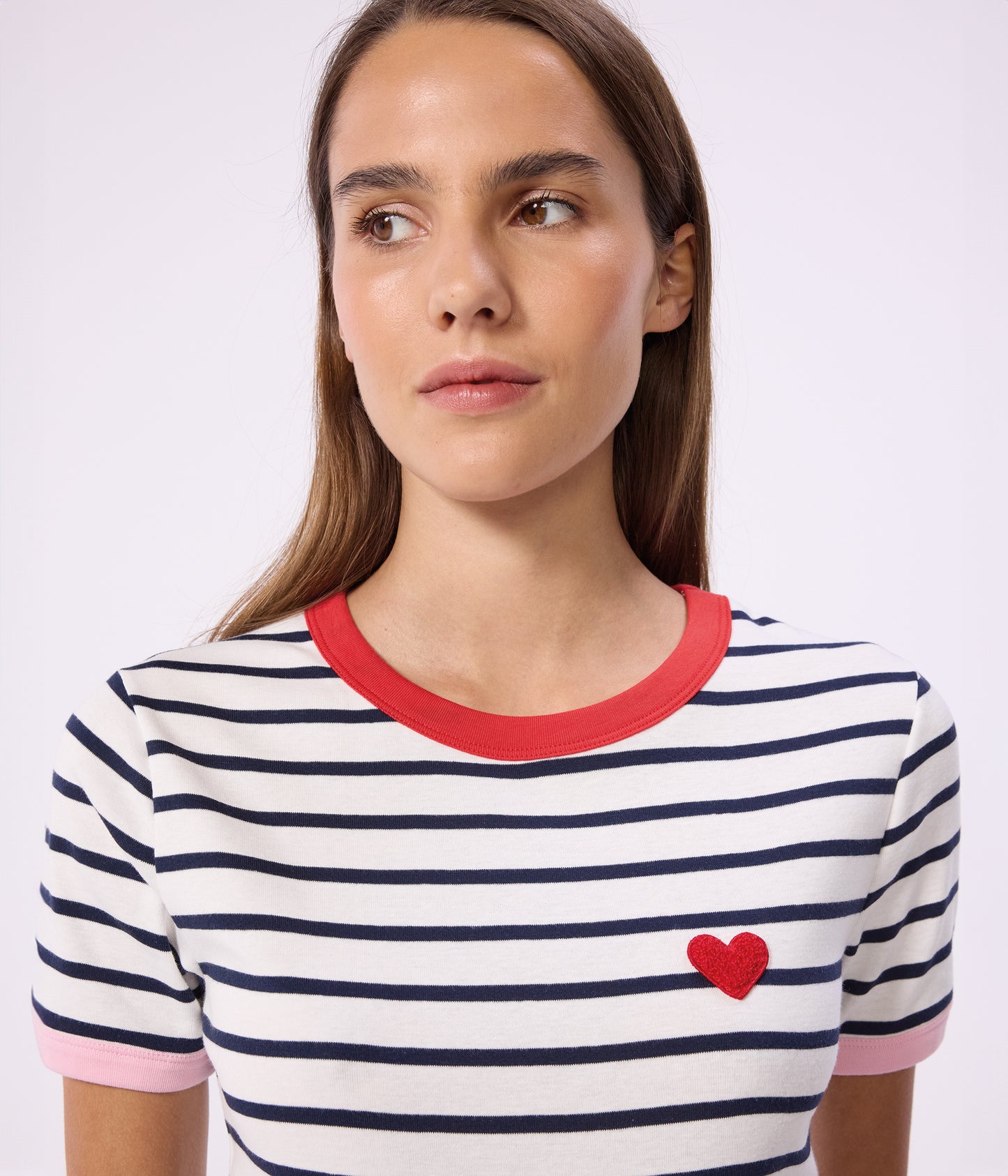 T-shirt med striber og rød krave til kvinder