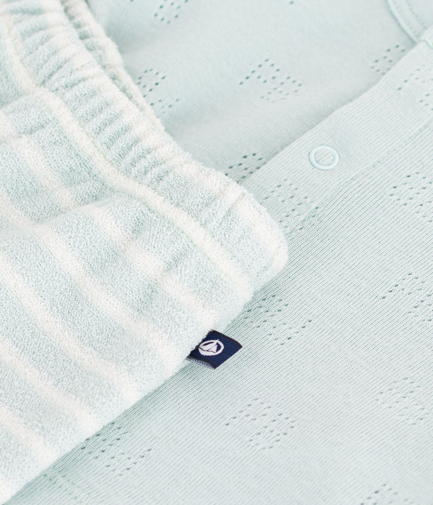 2-delt sæt m/ shorts i bomuldsfrotté/t-shirt med hulmønster
