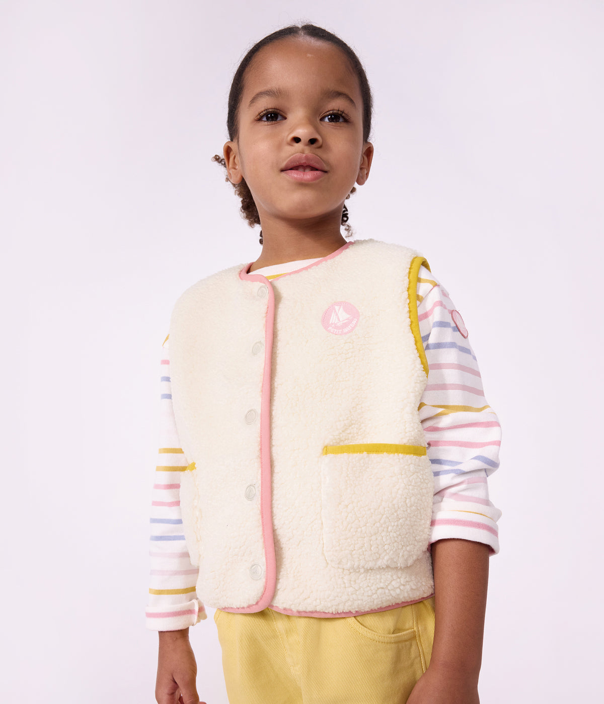 Sherpa vest til piger med kontrast kant - Milk