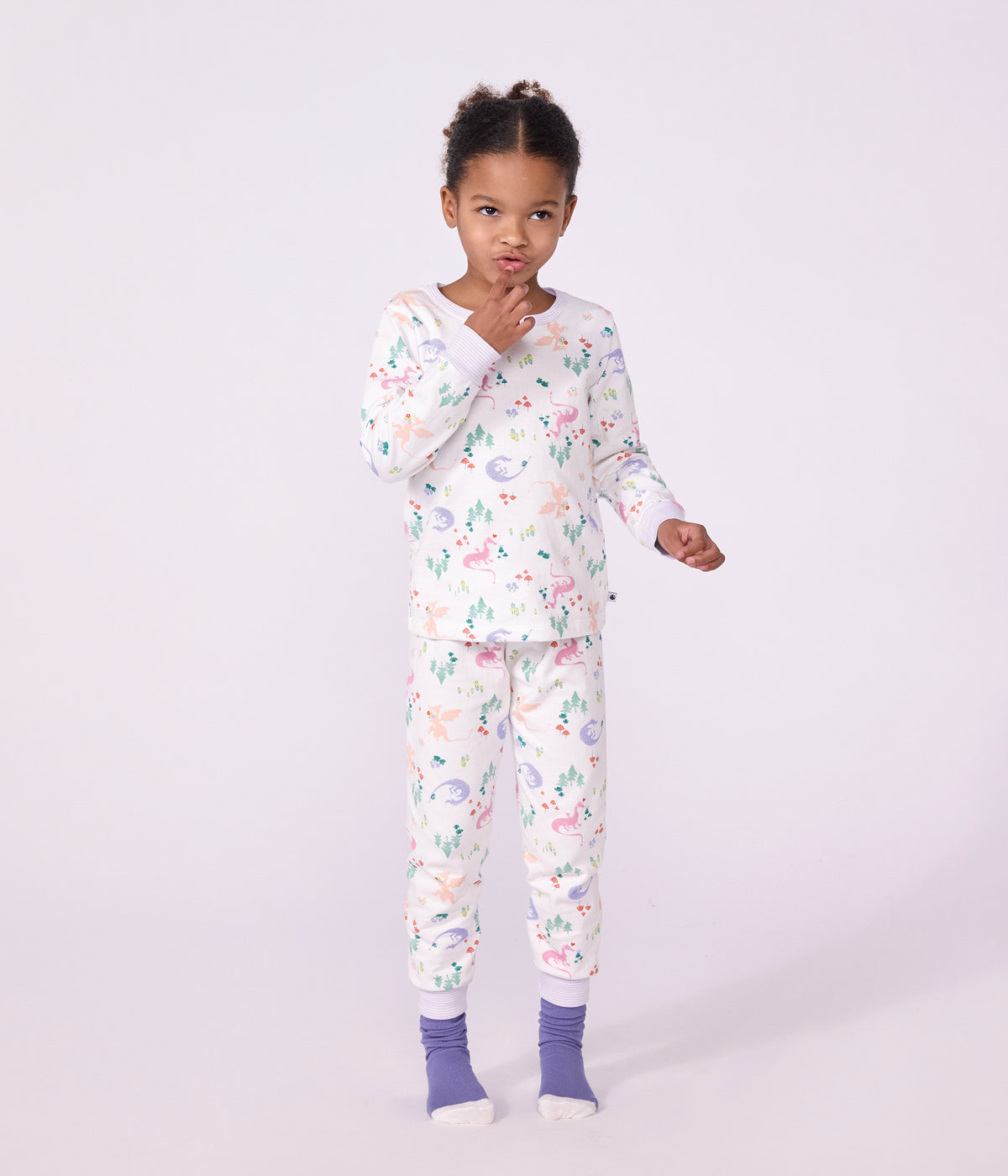 Langærmet pyjamas med drager og skovprint - lilla milleraise kant
