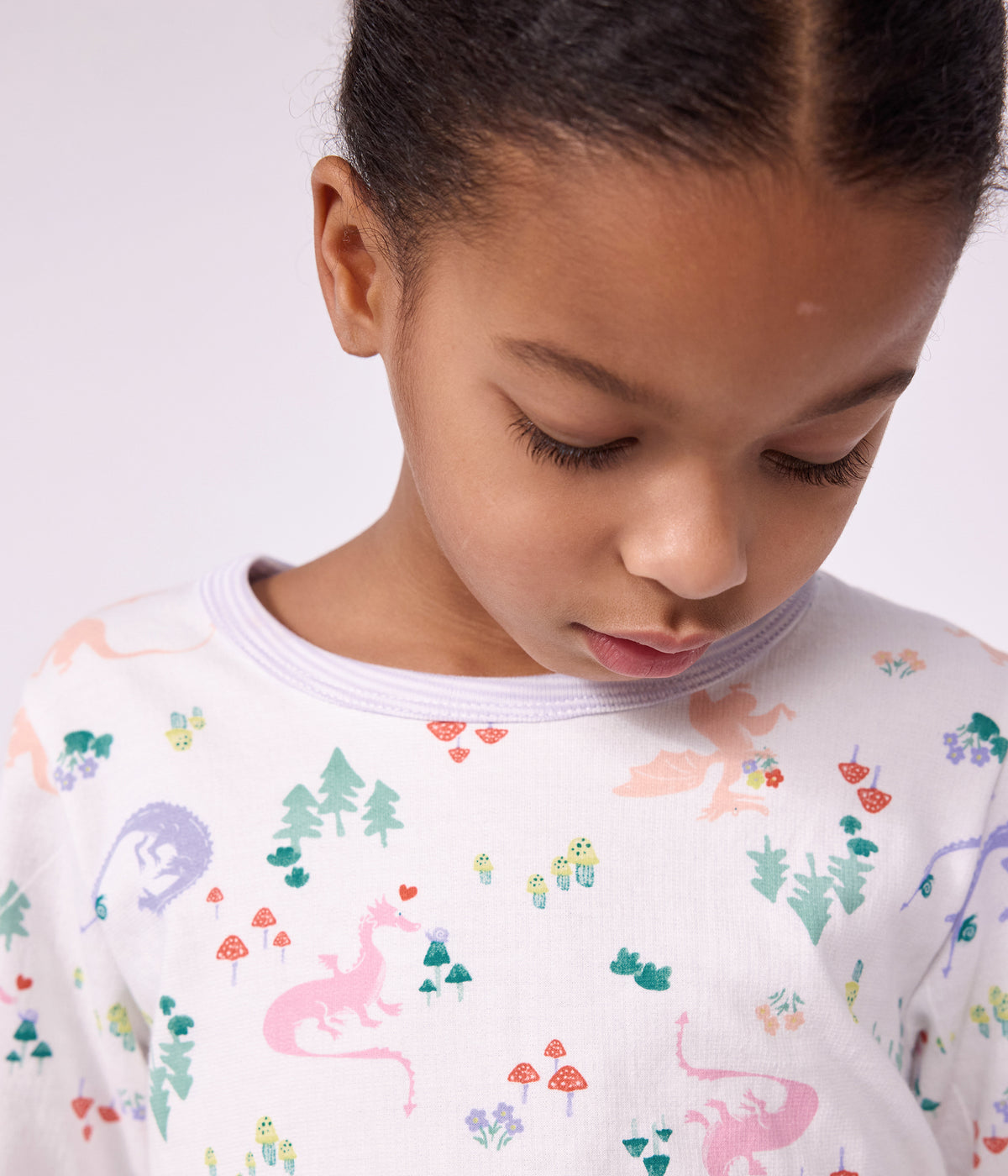 Langærmet pyjamas med drager og skovprint - lilla milleraise kant