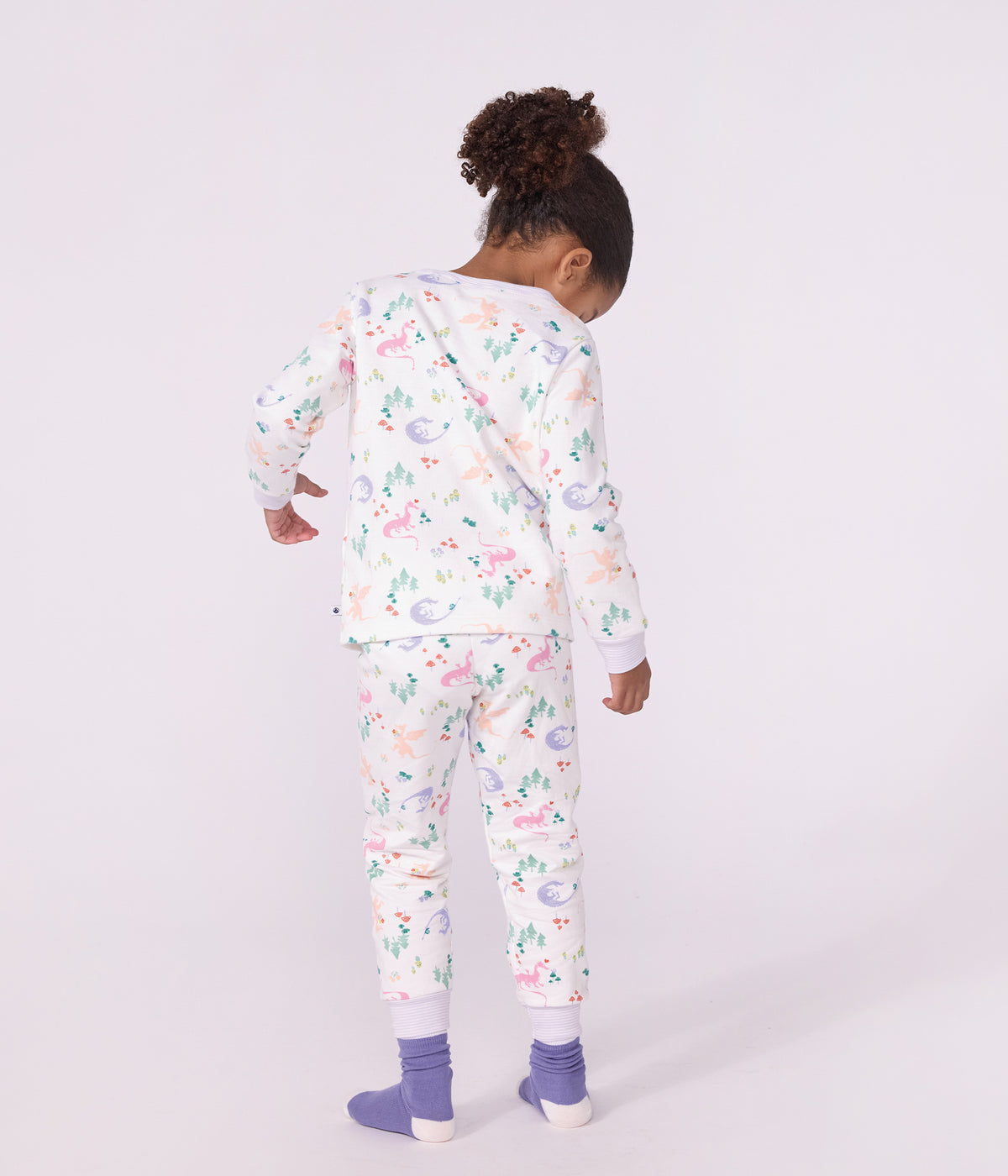 Langærmet pyjamas med drager og skovprint - lilla milleraise kant
