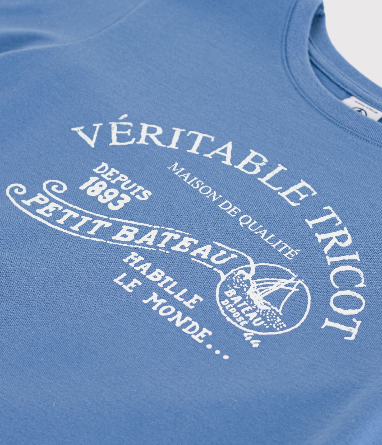 T-shirt med hvidt tryk - Riviera blå