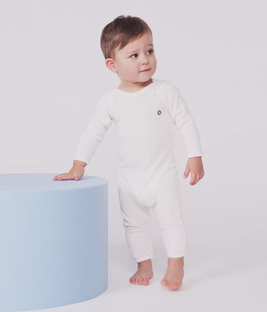 Heldragt i råhvid uld til baby